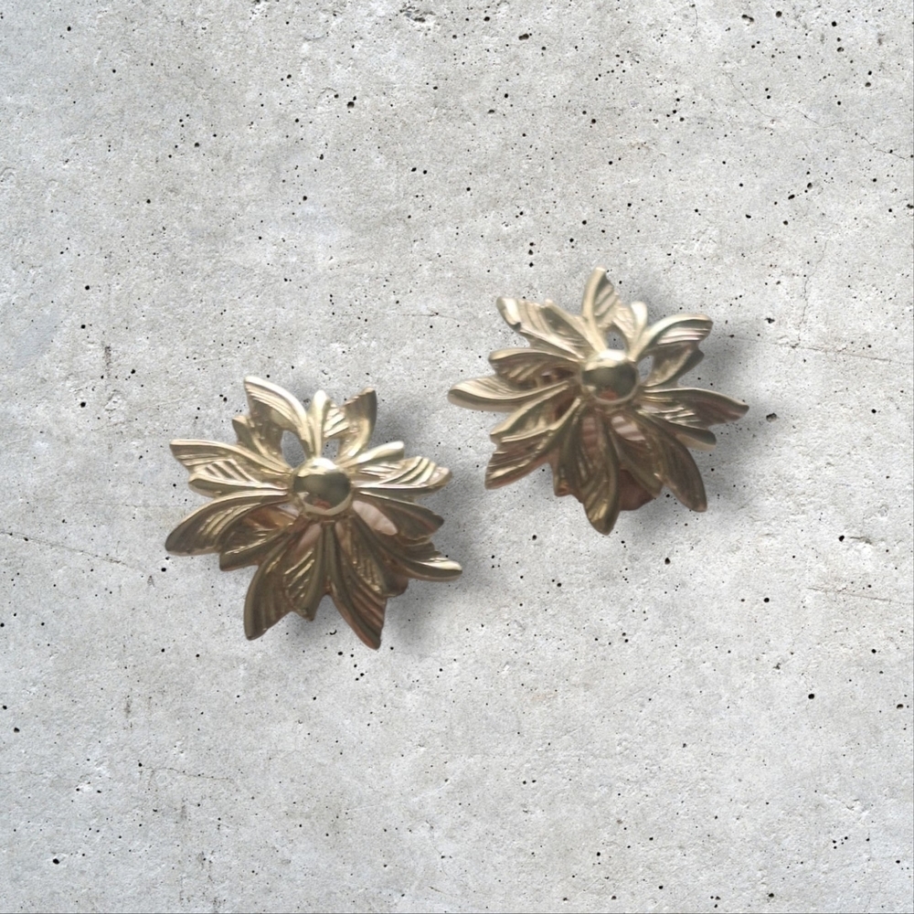 Vintage Sarah Coventry Gold Flower Clip-on Earrings